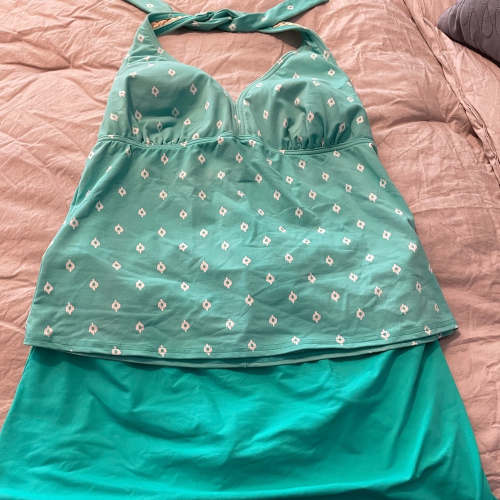 Women’s Land’s End tankini and skirt bottoms.